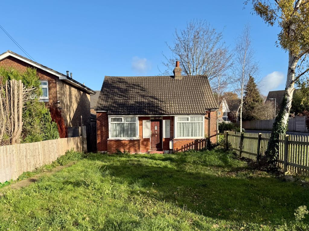 Lot: 44 - DETACHED THREE-BEDROOM BUNGALOW WITH POTENTIAL - Detached bungalow